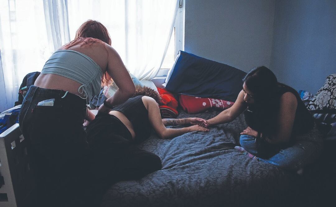 Mujeres asisten a otras en su proceso de aborto, en un acto de sororidad