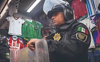Autoridades capitalinas decomisan mercancía pirata alusiva al Mundial de Futbol, en CDMX 