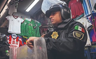 Autoridades capitalinas decomisan mercancía pirata alusiva al Mundial de Futbol, en CDMX 