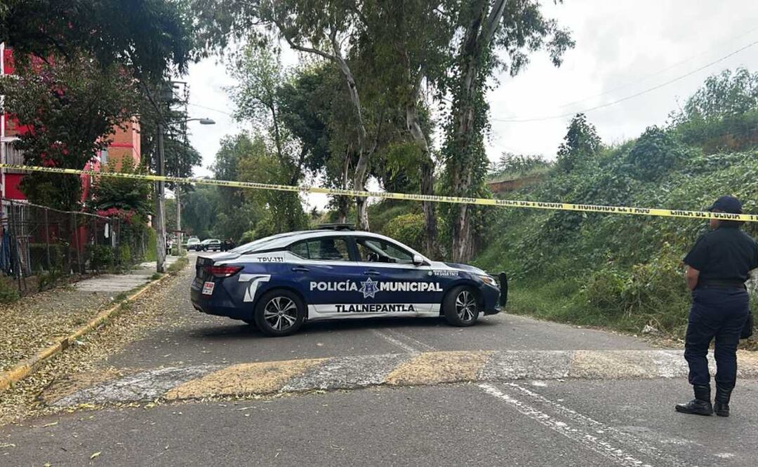 Encuentran cuerpo envuelto frente a Unidad Habitacional en Tlalnepantla, Edomex