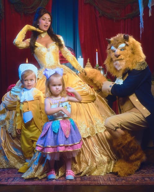 Paris Hilton se viste de princesa y su hija termina como tacita, la critican por robarse el protagonismo
Foto: Redes Sociales