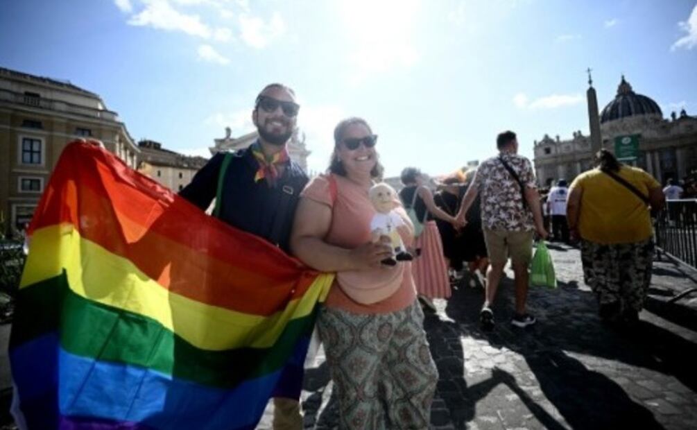 Histórico: católicos LGBTQ+ cruzan la Puerta Santa en Roma por el Año Santo
Imagen: AFP