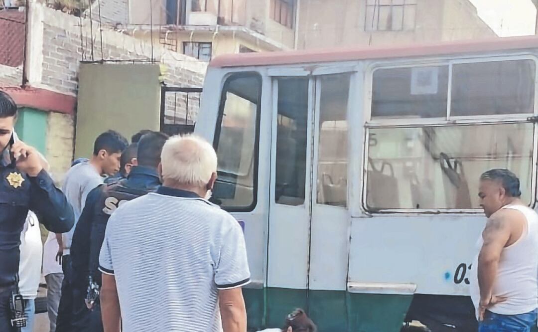 Mecánico muere aplastado por microbús que reparaba en Santo Domingo, Coyoacán