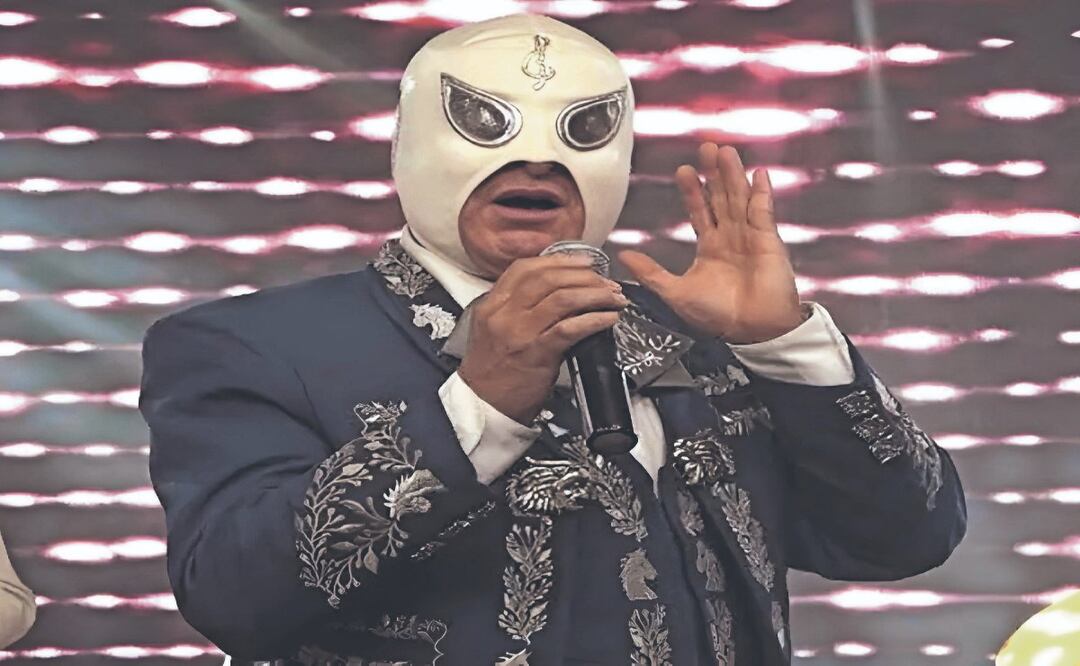 Sombra Blanca deleita con su máscara y voz en la Plaza Garibaldi