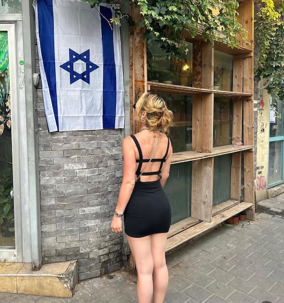 Gema Garoa junto a bandera de Israel (Vía: Instagram)