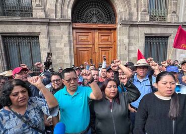 Maestros de la CNTE cercan Palacio Nacional y exigen diálogo con la presidenta Claudia Sheinbaum