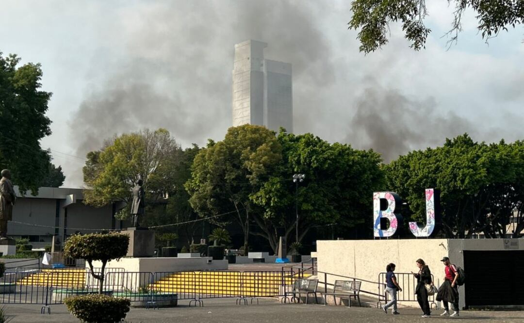 Incendio en bodega de solventes en Benito Juárez: dos intoxicados y 300 desalojados