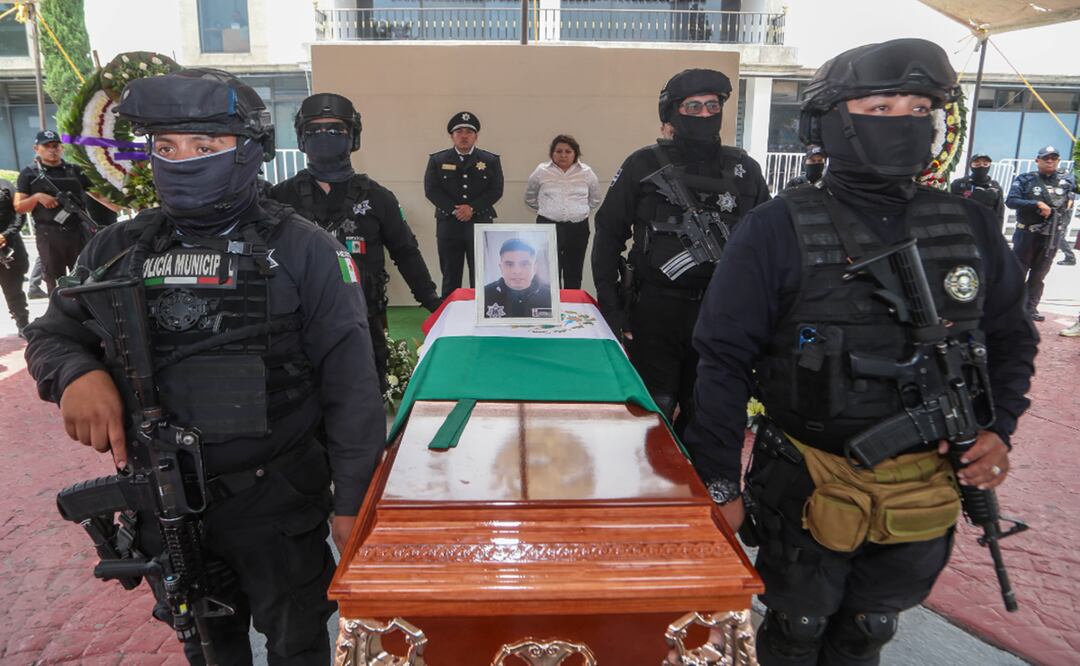 Rinden homenaje a policía de Ecatepec baleado por defender a una mujer