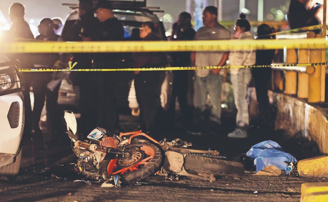 Biker sale volando y termina embarrado en un carro, en Ecatepec, Edomex