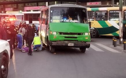 Levantan micro para rescatar a una mujer de morir prensada en El Rosario