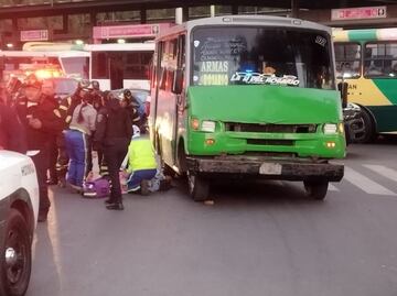 Levantan micro para rescatar a una mujer de morir prensada en El Rosario