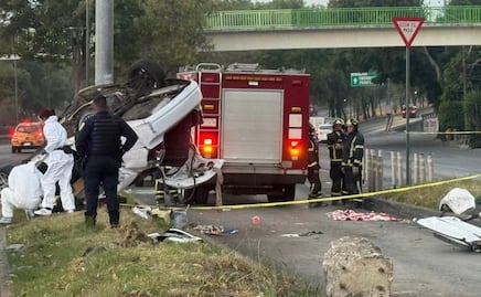 Borracho se estampa contra poste sobre Viaducto Tlalpan, su auto quedó partido a la mitad