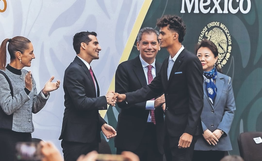 Foto: Instagram (¿Atletismo o Ciclismo? Error en presentación de Isaac del Toro en el Premio Nacional del Deporte)