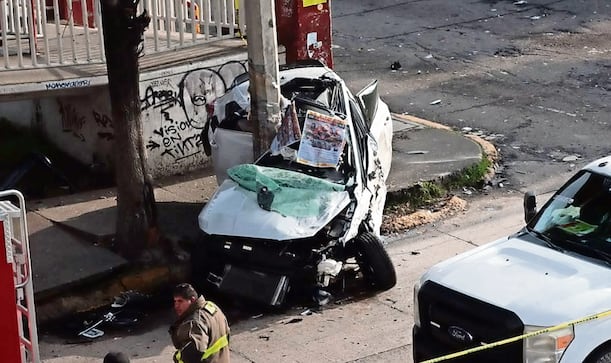 Por ganarle al semáforo, automovilista termina prensado contra un poste en Tultitlán