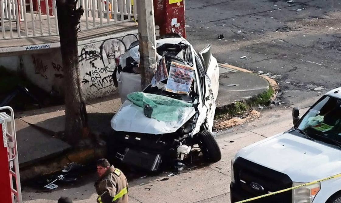 Por ganarle al semáforo, automovilista termina prensado contra un poste en Tultitlán (Foto: Especial)