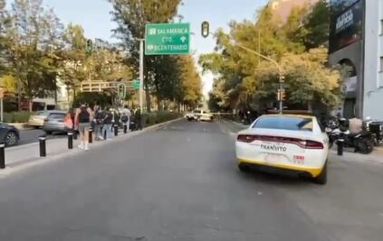 Pareja de bikers sale volando al más allá por culpa de un reductor de velocidad, ¿el casco no jaló?