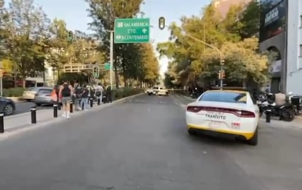 Pareja de bikers sale volando al más allá por culpa de un reductor de velocidad, ¿el casco no jaló?