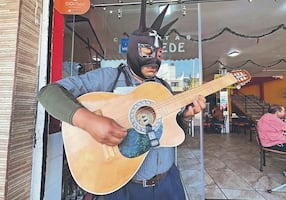 El Eterno de Plata: El misterioso músico enmascarado que alegra las calles de Neza