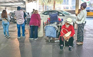 Pasajeros del AICM se quejan de cobros elevados por parte de los taxis autorizados  