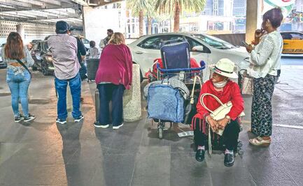 Pasajeros del AICM se quejan de cobros elevados por parte de los taxis autorizados  
