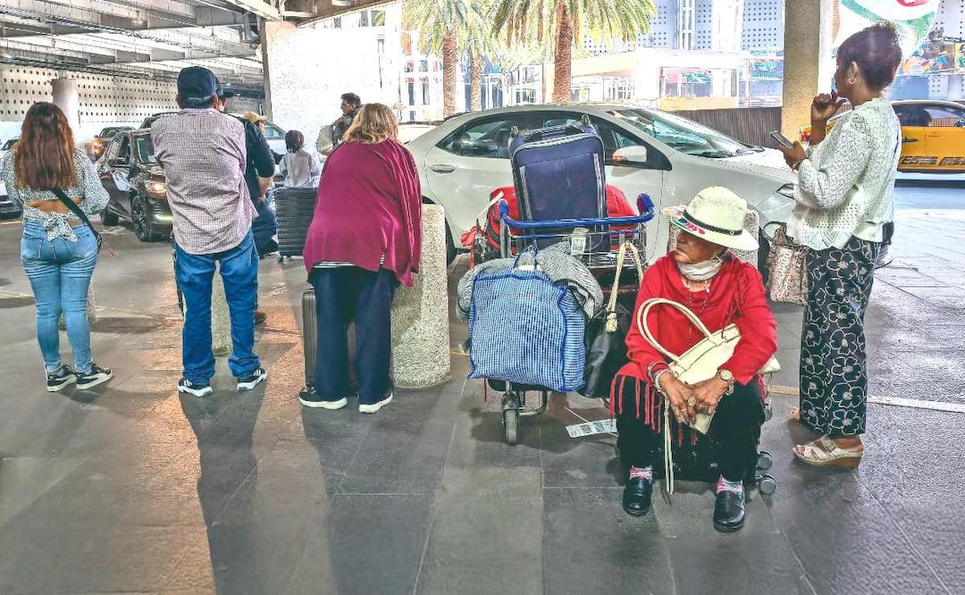 Foto: Luis Camacho (Pasajeros del AICM se quejan de cobros elevados por parte de los taxis autorizados )