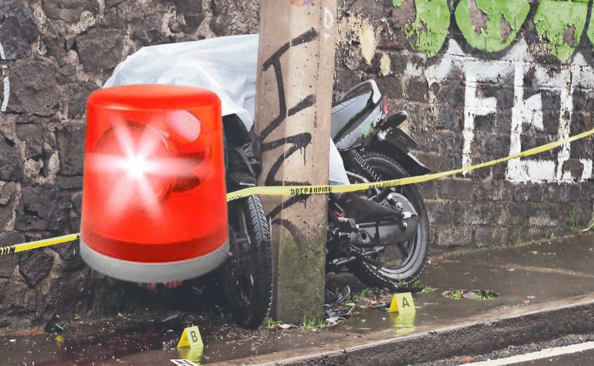 Colgado y mojado: Así quedó un motociclista después de estrellarse con un poste en la Álvaro Obregón