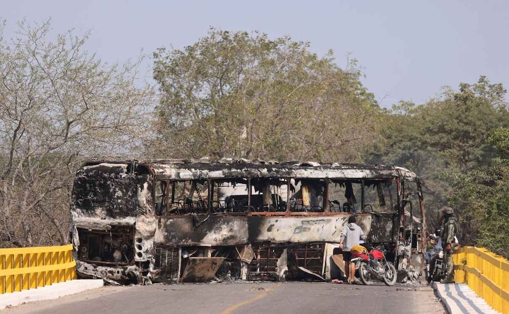 Foto: Cuartoscuro (Auto quemado bloqueando el camino en Puerto Vallarta, tras operativo contra el CJNG)