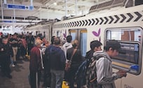Tren Ligero mejora sus tiempos, pero siguen las aglomeraciones en horas pico
