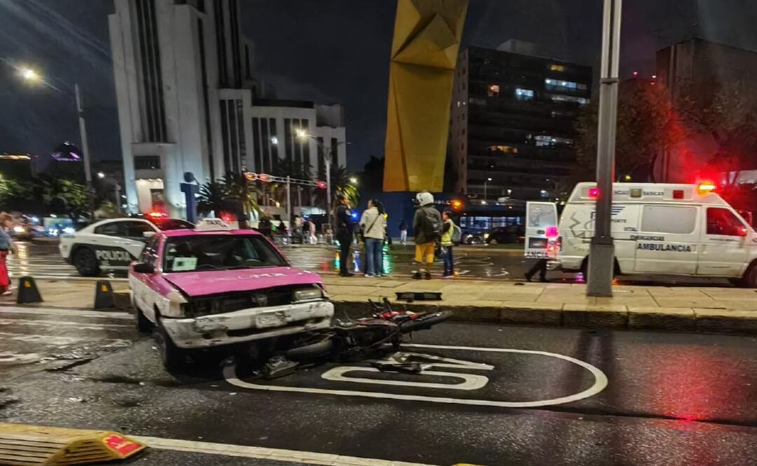Taxista ebrio embiste a biker frente a “El Caballito” de Paseo de la Reforma; intentó darse a la fuga