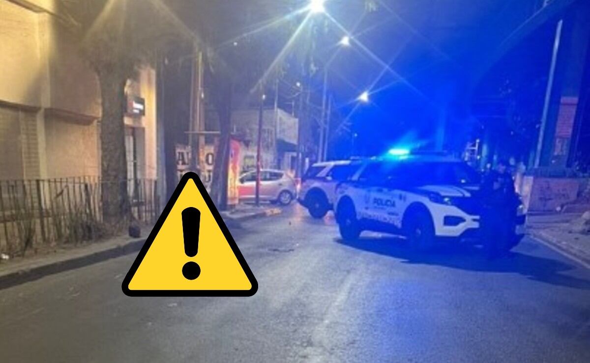 Trio de borrachos en moto salen volando y se estrellan contra un poste en Iztacalco, uno murió 