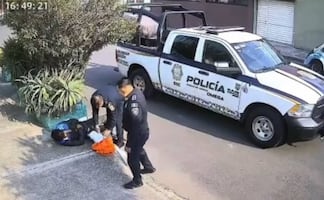 VIDEO: Exhiben a policías golpeando y robando a un jardinero en Coyoacán