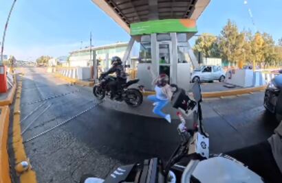 VIDEO: Por ahorrarse la caseta, motociclista tira a su acompañante y huye, en Ecatepec