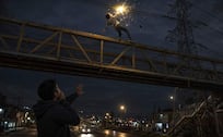 Por una foto quedó chamuscado: Morro de 18 años muere electrocutado al caer de un puente en la GAM