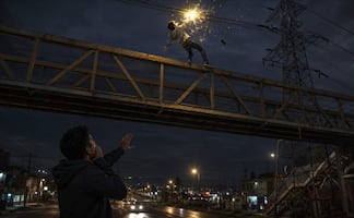 Por una foto quedó chamuscado: Morro de 18 años muere electrocutado al caer de un puente en la GAM
