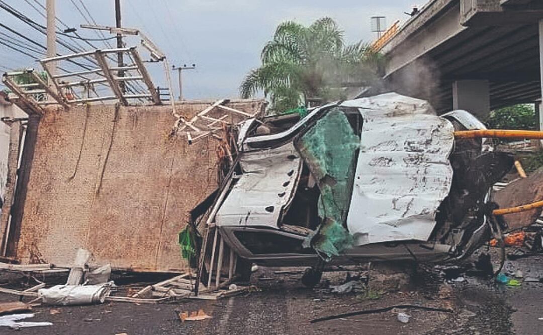 Conductor drogado destruye su camioneta y causa caos rumbo a Acapulco, sobrevive de milagro