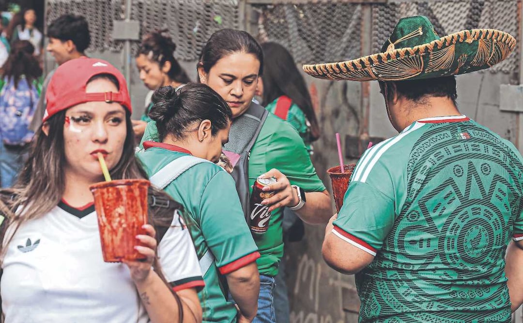 La ley estaba seca, pero los aficionados no: vendieron chelas por "debajo del agua”. Foto: (Gabriel Pano. El Gráfico)