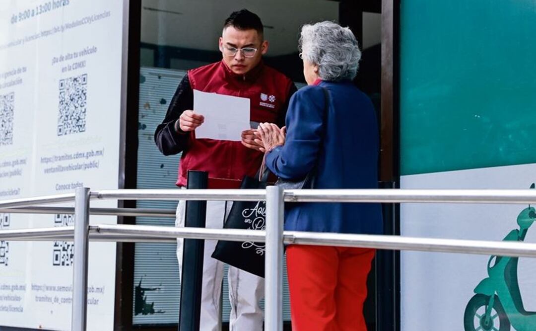 Chilangos buscan renovar placas y licencias, pero lanzan críticas contra Semovi