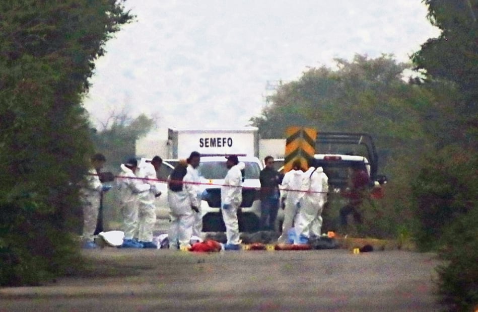 En dos hechos distintos tres personas fueron asesinadas al amanecer de este día en Morelos. El primer reporte se recibió después de las 05:00 horas, personas que transitaban por el Eje Metropolitano a la altura de Tezoyuca reportaron restos humanos esparcidos en esta vialidad. Más tarde, después de las 08:00 horas un joven que viajaba en  un auto sedan color rojo fue atacado a balazos en la calle Iztaccíhuatl en la colonia Lomas de Jiutepec, en el municipio del mismo nombre. El auto sin control se estrelló de frente con una combi del servicio publico ruta 18. Información recabada en el sitio apunta a que el joven era estudiante de odontología. En la imagen, peritos e investigadores de la Fiscalía de Justicia de Morelos, realizan el levantamiento de dos cadáveres desmembrados presuntamente de una mujer y un hombre en el Eje Metropolitano.