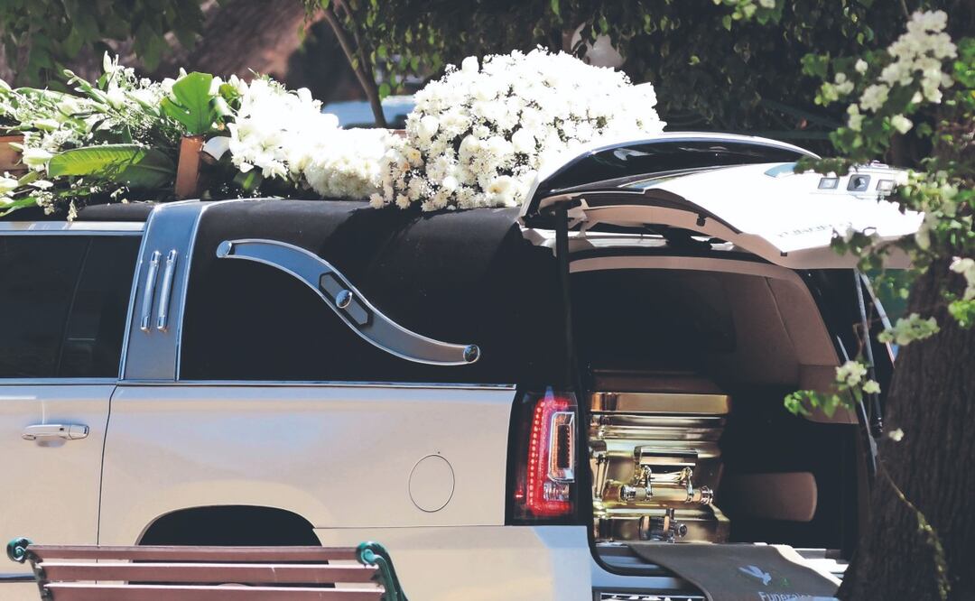 Féretro dorado y más de 100 militares: así fue la última morada de ‘El Mencho’
Imagen: AFP