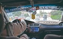 Taxistas de Afganistán se rebelan: suben el volumen contra los talibanes