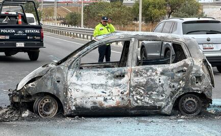 ¿Está ligado a los narcobloqueos? Auto arde a mitad de autopista del Edomex