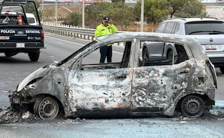 ¿Está ligado a los narcobloqueos? Auto arde a mitad de autopista del Edomex