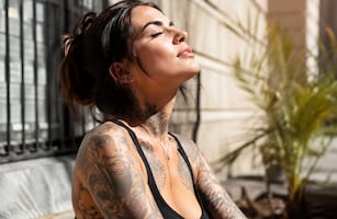 Consejos para que el sol no arruine tus tatuajes en días de calor extremo