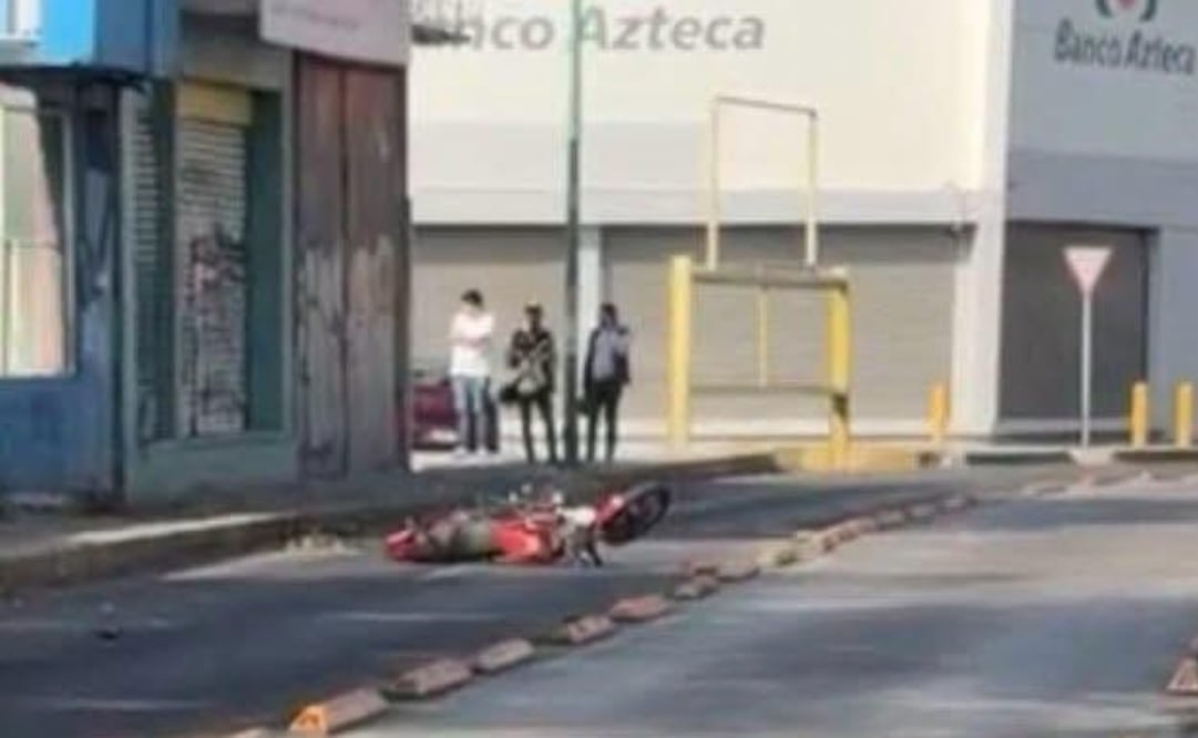 Motociclista muere en Chimalhuacán tras golpear la moto con un bolardo del carril del Mexibús. Foto: Especial