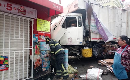 Camión de basura “se va de boca” y se mete a tienda de Iztapalapa