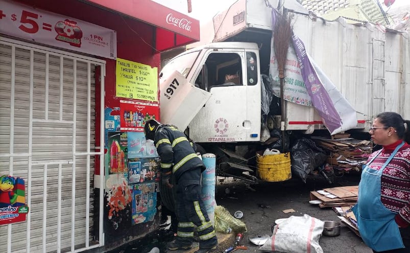 Camión de basura “se va de boca” y se mete a tienda de Iztapalapa