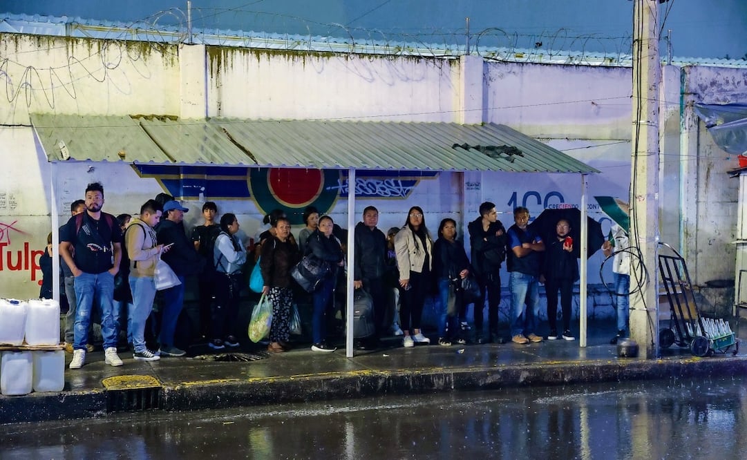 A pesar del crimen, la actividad continuó y los pasajeros siguieron su camino. Foto: Osmar Alvarado / EL GRÁFICO