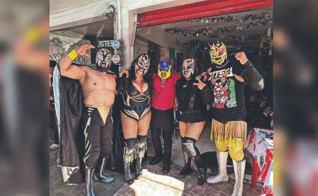 Tío de una luchadora emprende con caldos de gallina en la CDMX y son un éxito