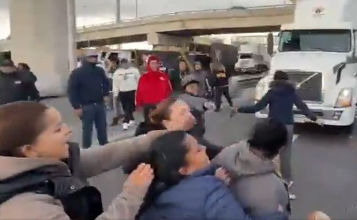 VIDEO: Pelea entre automovilistas y manifestantes en la México-Toluca, en pleno bloqueo arman la campal