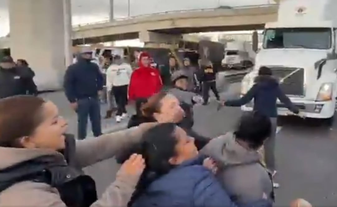 Pelea entre manifestantes y automovilistas en la México-Toluca, en pleno bloqueo arman la campal. Foto: (Redes Sociales)